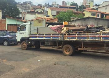 Imóvel abandonado é alvo de ação de limpeza após acúmulo de lixo