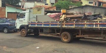 Imóvel abandonado é alvo de ação de limpeza após acúmulo de lixo