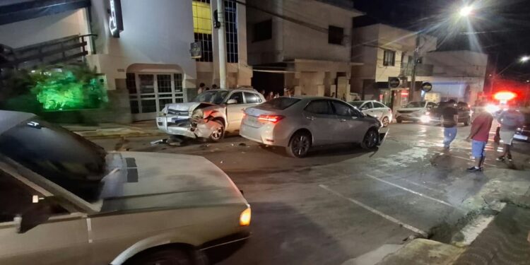 VÍDEO: Colisão frontal entre dois carros deixa motorista ferido em Carmo do Rio Claro