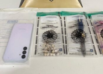 Homem é detido após tentar fugir e dispensar drogas durante abordagem policial