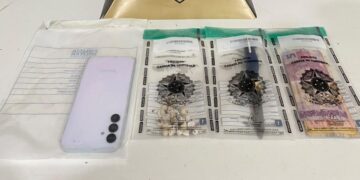 Homem é detido após tentar fugir e dispensar drogas durante abordagem policial