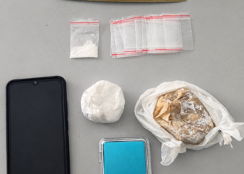 Jovem é conduzido à delegacia após apreensão de cocaína durante operação policial