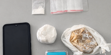 Jovem é conduzido à delegacia após apreensão de cocaína durante operação policial