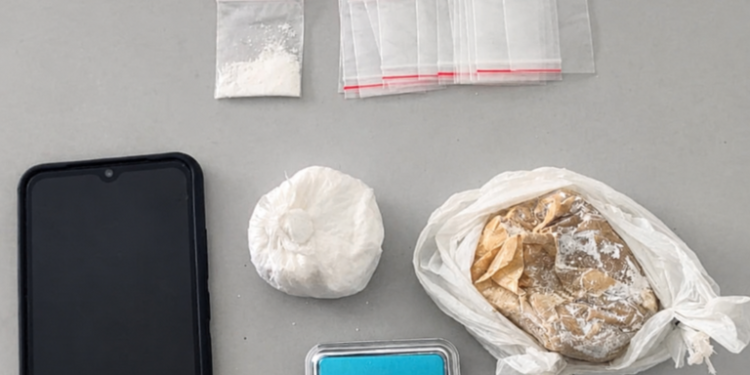 Jovem é conduzido à delegacia após apreensão de cocaína durante operação policial