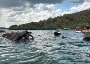 Chalana com 20 pessoas afunda em represa turística e passageiros escapam ilesos