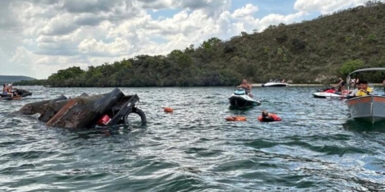Chalana com 20 pessoas afunda em represa turística e passageiros escapam ilesos