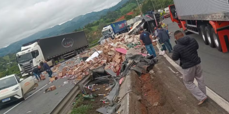 Carreta com cosméticos tomba e interdita trecho da Fernão Dias