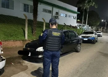 Adolescente de 15 anos é apreendido após bater carro em dois veículos estacionados no Sul de Minas