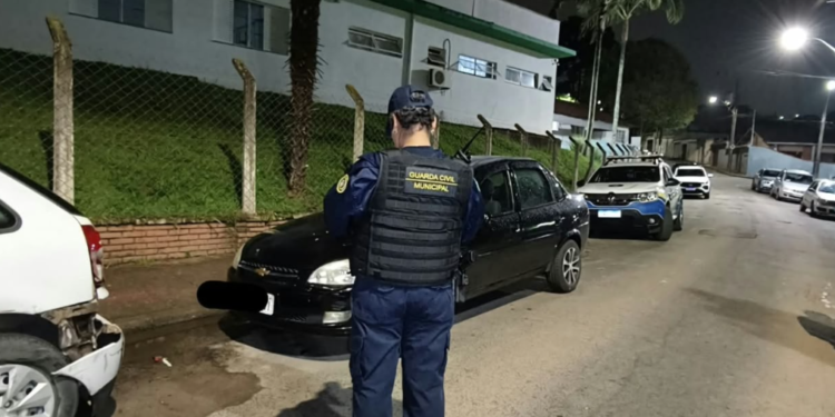 Adolescente de 15 anos é apreendido após bater carro em dois veículos estacionados no Sul de Minas