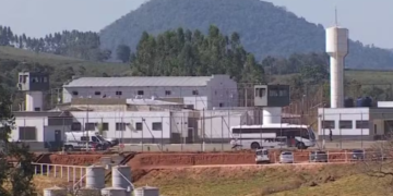 Incêndio em fábrica de bolas dentro de presídio deixa cinco detentos internados