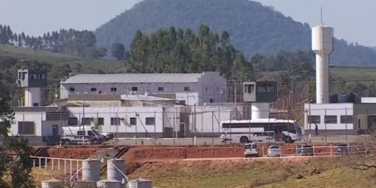 Incêndio em fábrica de bolas dentro de presídio deixa cinco detentos internados
