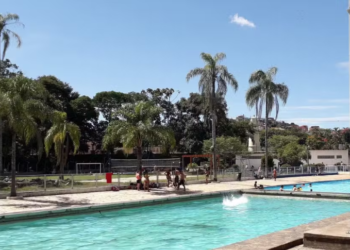 Menino de 12 anos morre após se afogar em piscina de parque interditada