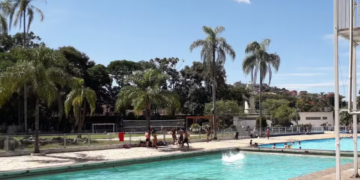 Menino de 12 anos morre após se afogar em piscina de parque interditada