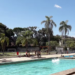 Menino de 12 anos morre após se afogar em piscina de parque interditada