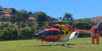 Pedreiro cai de telhado em Nova Resende e é socorrido de helicóptero