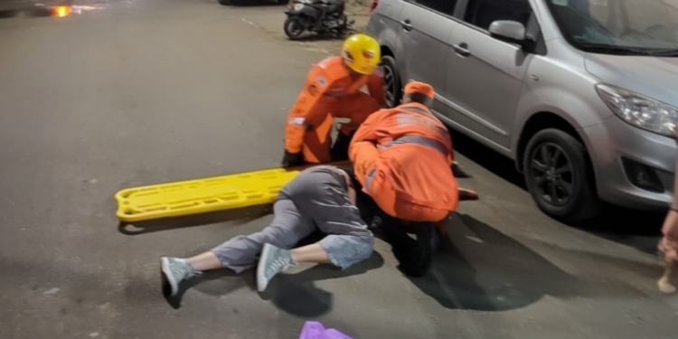 Idoso de 82 anos e motociclista ficam feridos em atropelamento em Alfenas