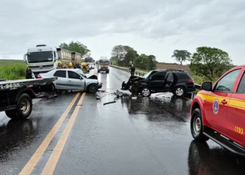 Idoso morre e cinco pessoas ficam feridas em acidente entre dois carros na MG-050