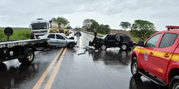 Idoso morre e cinco pessoas ficam feridas em acidente entre dois carros na MG-050