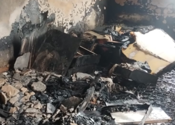 Incêndio atinge residência e destrói móveis e objetos pessoais