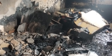 Incêndio atinge residência e destrói móveis e objetos pessoais