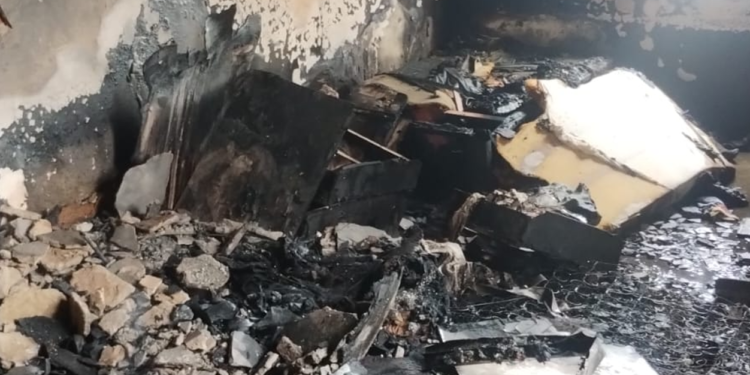 Incêndio atinge residência e destrói móveis e objetos pessoais