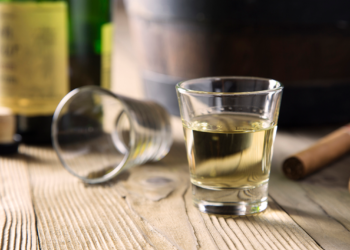 Justiça condena pai e filho por adulteração de cachaça com álcool combustível em MG