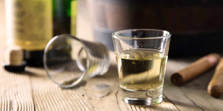 Justiça condena pai e filho por adulteração de cachaça com álcool combustível em MG