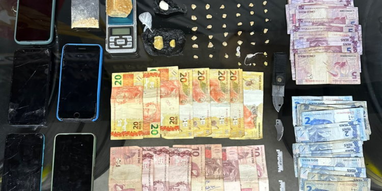 Polícia prende três homens e apreende adolescente durante operação contra o tráfico em São Sebastião do Paraíso