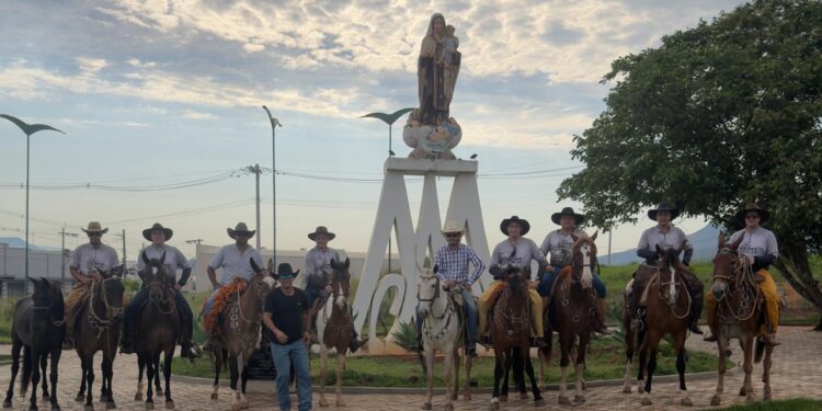 Cavaleiros deixam Carmo do Rio Claro e seguem rumo ao Santuário de Santa Rita