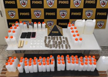 Mãe é presa e filho de 16 anos é apreendido por suspeita de tráfico de drogas