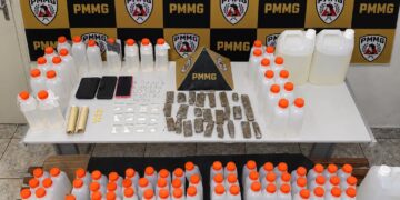 Mãe é presa e filho de 16 anos é apreendido por suspeita de tráfico de drogas