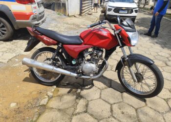 Motociclista é preso após fugir de abordagem policial e resistir à ação em Carmo do Rio Claro