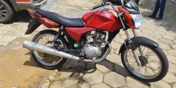 Motociclista é preso após fugir de abordagem policial e resistir à ação em Carmo do Rio Claro