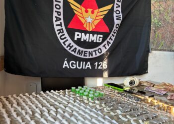 VÍDEO: Operação policial apreende centenas de porções de drogas e dinheiro em espécie