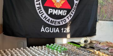 VÍDEO: Operação policial apreende centenas de porções de drogas e dinheiro em espécie
