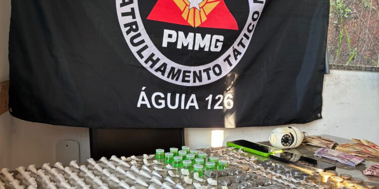 VÍDEO: Operação policial apreende centenas de porções de drogas e dinheiro em espécie