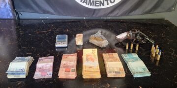Após disparos perto de escola, PM apreende revólver e drogas com adolescente