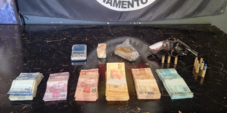 Após disparos perto de escola, PM apreende revólver e drogas com adolescente