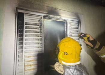 Incêndio atinge residência e bombeiros realizam buscas por possíveis vítimas