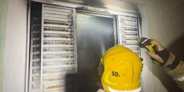Incêndio atinge residência e bombeiros realizam buscas por possíveis vítimas