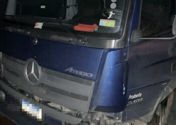 Motorista de 27 anos sofre fratura exposta após batida entre carro e caminhão