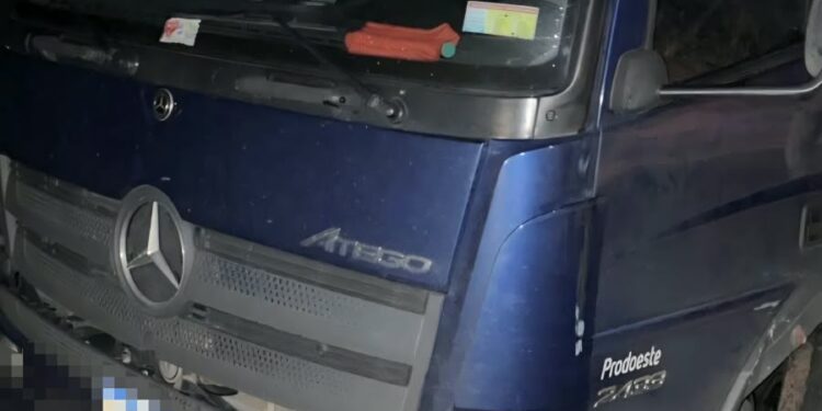 Motorista de 27 anos sofre fratura exposta após batida entre carro e caminhão