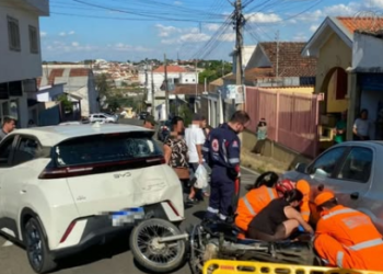 Motociclista fica ferido após ser atingido por outra moto e bater contra carro