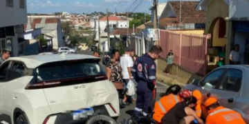 Motociclista fica ferido após ser atingido por outra moto e bater contra carro
