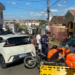 Motociclista fica ferido após ser atingido por outra moto e bater contra carro