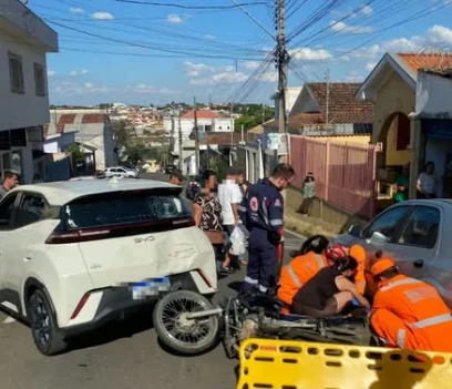 Motociclista fica ferido após ser atingido por outra moto e bater contra carro