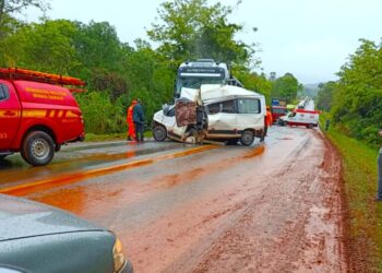 Van e carreta colidem na MG-050 e deixam vítimas presas às ferragens