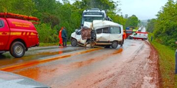 Van e carreta colidem na MG-050 e deixam vítimas presas às ferragens