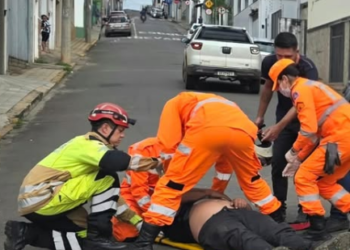 Motociclista sofre traumatismo craniano após colisão com carro