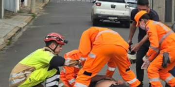 Motociclista sofre traumatismo craniano após colisão com carro
